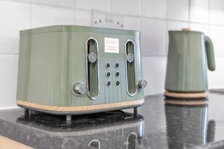 Charming 4 Bedroom Town House in Romford with City Views - 8