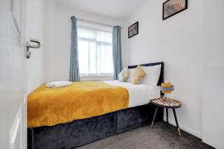 Charming 4 Bedroom Town House in Romford with City Views - 5