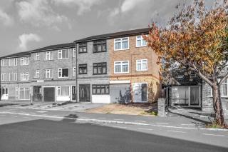 Charming 4 Bedroom Town House in Romford with City Views - 6