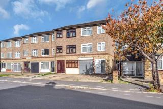 Charming 4 Bedroom Town House in Romford with City Views - 3