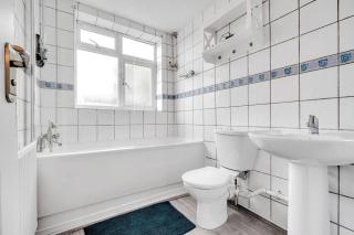 Charming 4 Bedroom Town House in Romford with City Views - 2