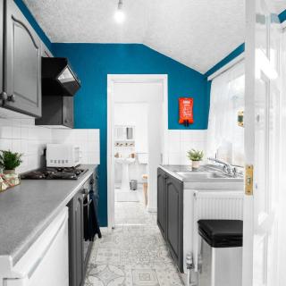 Three Bed House - Off Street Parking - Garden 17ML - 7