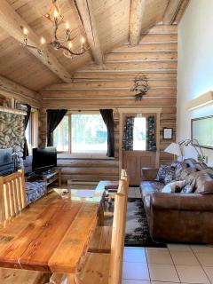 Tranquil Mountain Glamping Retreat: Stunning Log Cabin with a Hot Tub in Darby, MT - 8