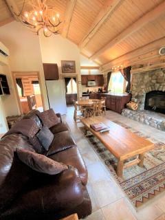 Tranquil Mountain Glamping Retreat: Stunning Log Cabin with a Hot Tub in Darby, MT - 7