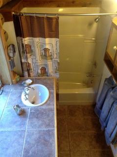 Montana Mountain Glamping: Charming Log Cabin with a Private Hot Tub in Darby - 9