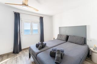 Newly Renovated 2 Bedroom Beachfront House - 5