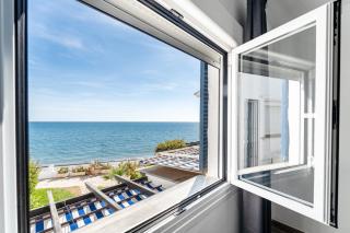 Newly Renovated 2 Bedroom Beachfront House - 8