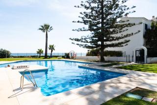 Newly Renovated 2 Bedroom Beachfront House - 0