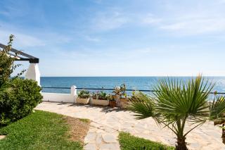 Newly Renovated 2 Bedroom Beachfront House - 3