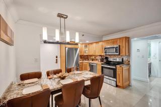 Beach Condo with Resort Perks, Pools, Fitness Center, and a Relaxing Bathtub 916 - 7