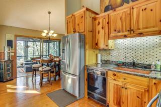 Festive Lakefront Escape Blue Ridge Holiday Home - 4