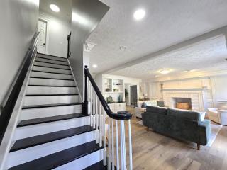 Cozy 5BR Family Retreat Firepit Games Patio - 3