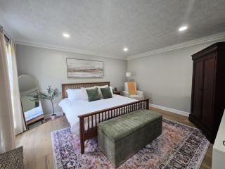 Cozy 5BR Family Retreat Firepit Games Patio - 6