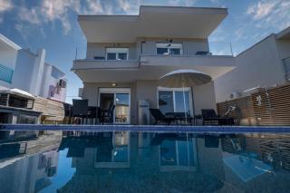Sun & Splash Villa by Golden Host - 0