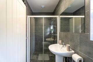 Comfortable 3 Bedroom House with Parking for 8 - 8