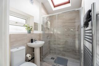 Comfortable 3 Bedroom House with Parking for 8 - 3