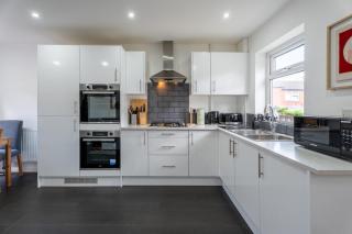 Comfortable 3 Bedroom House with Parking for 8 - 7