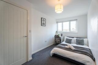 Comfortable 3 Bedroom House with Parking for 8 - 1