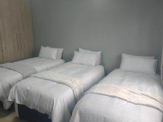 Crompton Gardens 786 - 7