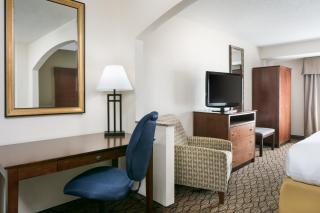 Holiday Inn Express & Suites Clinton by IHG - 7