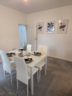 Modern 2-Bed Home With Free Parking Sleeps 5 - Woodville - 1