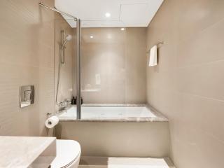 Ultra-Luxury 2 Bedroom Beachfront Escape with Sea Views - Dubai - 9