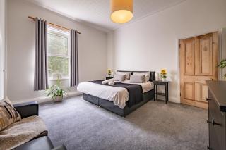 Spacious 4 Bedroom Home with Extra Beds - 0