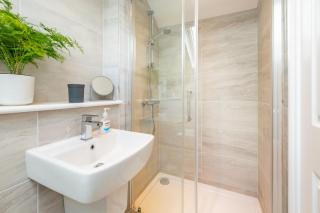 Spacious 4 Bedroom Home with Extra Beds - 6