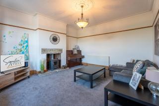 Spacious 4 Bedroom Home with Extra Beds - 5