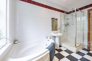 Spacious 4 Bedroom Home with Extra Beds - 2