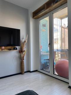 New Trendiest Location, Central & Modern apartment - 5