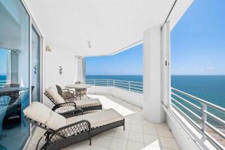 Spacious Three-Bedroom Oceanfront Apartment with Panoramic Views - 0
