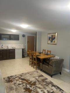 New 4 stars Large prime city center 2 bed 2 bath duplex apartment with free secure parking - 0