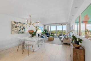 Elegant Two-Bedroom Beachfront Apartment with Balcony and Panoramic Ocean Views - 4