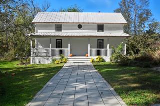 Relax in an upscale, renovated gem - 6