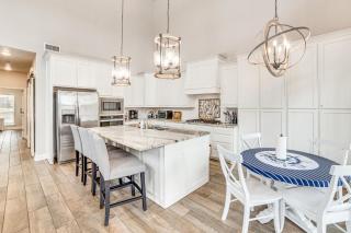 Private Dock and Yard! Modern Getaway in Mabank - 4