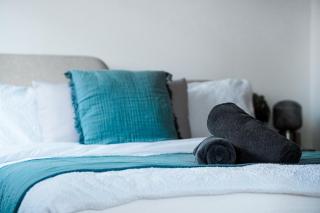 Bright 2BR Apartment with Balcony Views - 1