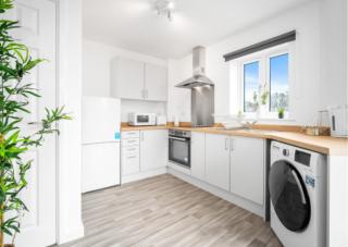 Two Bed Apartment - Parking - Sleeps 3 - Cradley Heath 57C - 7