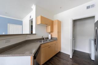 Landing Beautiful 2BD Gym Pool - 4