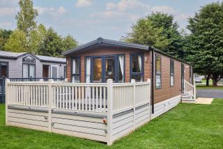 Nightingale Lodge with Hot Tub - 0