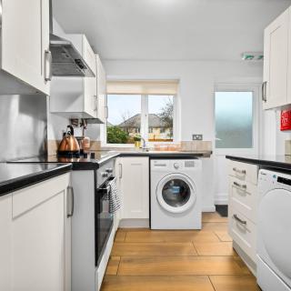 Stylish 5 Bed & 5 Bath House with Garden & Off-Street Parking 376M - 1