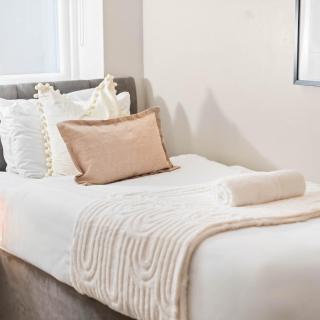 Stylish 5 Bed & 5 Bath House with Garden & Off-Street Parking 376M - 5