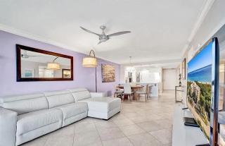 Bright Two-Bedroom Coastal Apartment with Beach Access - 0