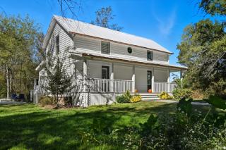 Relax in an upscale, renovated gem - 7