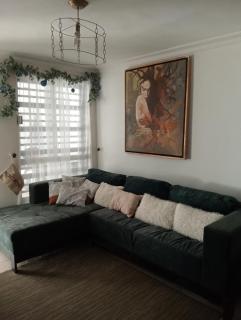 Habitación con escritorio, smartTV y clóset - 5