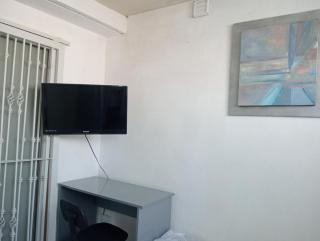 Habitación con escritorio, smartTV y clóset - 4