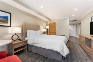 Best Western Plus Kelowna Hotel & Suites - 4