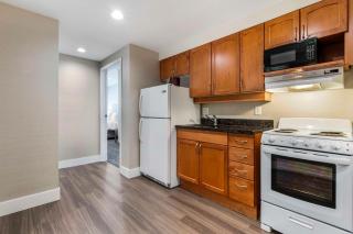 Best Western Plus Kelowna Hotel & Suites - 1