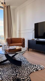 LUMIA Luxury-Balcony-Tower View-Parking - 3