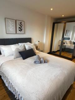 Luxurious Modern 2 Bedroom Apartment with Terrace - 4